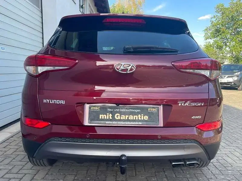Gebraucht Hyundai Tucson Intro Edition 177 PS (130 kW) 2016 Rot SUV