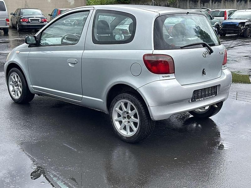 Gebraucht Toyota Yaris 86 PS (63 kW) 2003 Silber Limousine