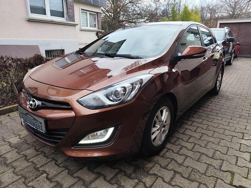 Braun Gebraucht 2013 Hyundai i30 Intro Edition Limousine | 5.980 € (Fairer Preis) - Bild 1/4