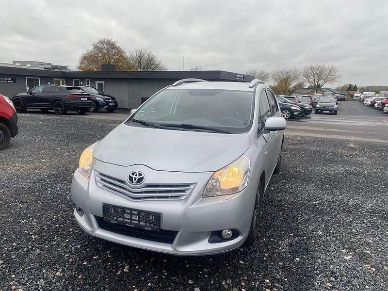 Silber Gebraucht 2010 Toyota Verso Life Van / Kleinbus | 4.600 € (Fairer Preis) - Bild 1/4