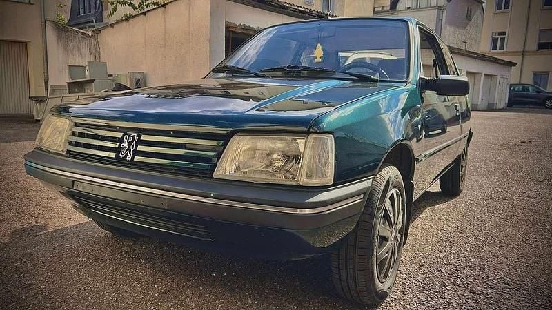 Grün Gebraucht 1993 Peugeot 205 Kleinwagen | 3.999 € - Bild 1/4