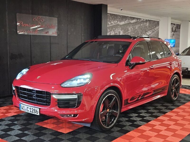 Rot (karminrot) Gebraucht 2016 Porsche Cayenne GTS Chrono SUV | 37.700 € (Fairer Preis) - Bild 1/4