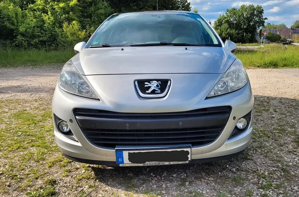 Gebraucht Peugeot 207 95 PS (69 kW) 2010 Silber Limousine