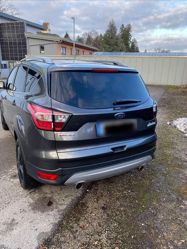 Gebraucht Ford Kuga Titanium 150 PS (110 kW) 2017 Grau SUV