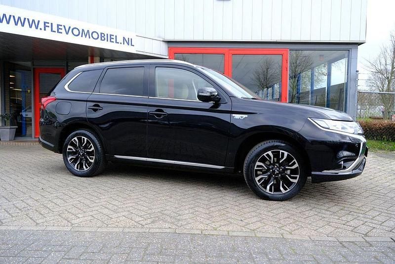 Gebraucht Mitsubishi Outlander P-HEV Edition 121 PS (88 kW) 2015 Schwarz SUV