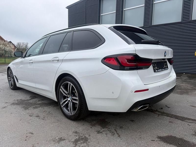 Gebraucht BMW 520 Performance 190 PS (139 kW) 2022 Mineralweiss metallic Kombi