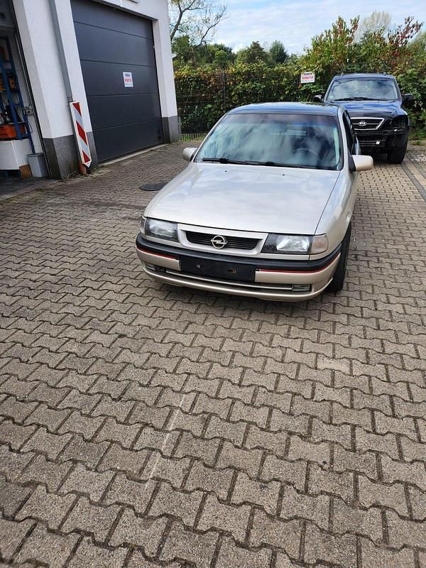 Silber Gebraucht 1993 Opel Vectra Limousine | 4.350 € - Bild 1/4