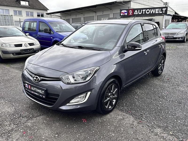 Grau Gebraucht 2014 Hyundai i20 GO! Limousine | 6.490 € (Fairer Preis) - Bild 1/4