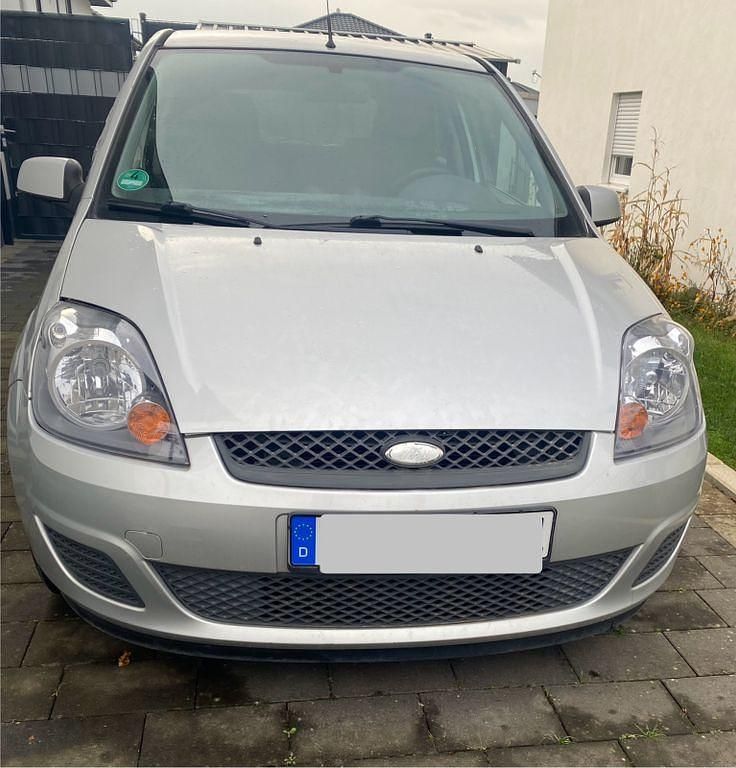 Grau Gebraucht 2007 Ford Fiesta Limousine | 1.750 € (Etwas zu teuer) - Bild 1/4