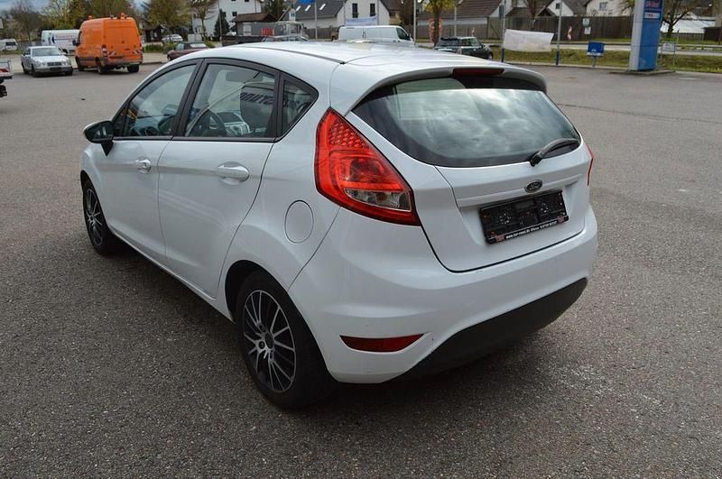 Gebraucht Ford Fiesta Trend 82 PS (60 kW) 2009 Weiß Kleinwagen