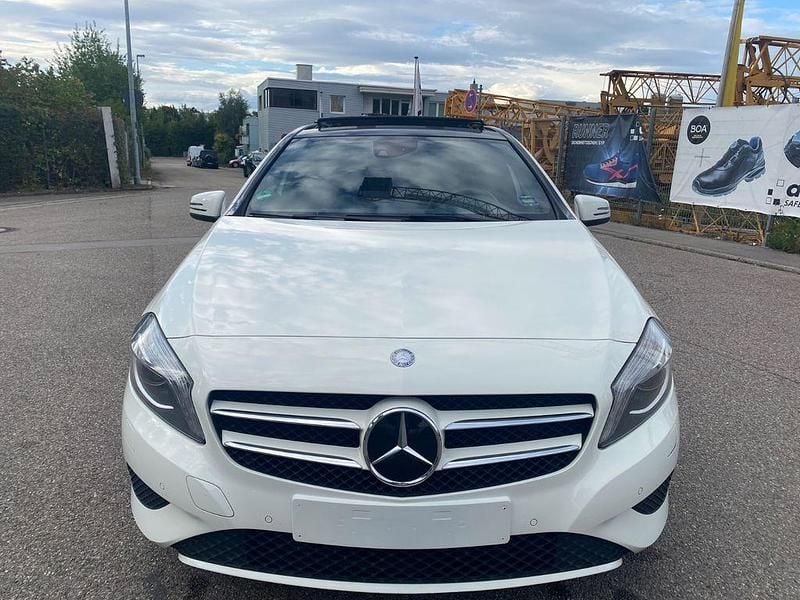 Weiß Gebraucht 2012 Mercedes A180 Urban Limousine | 9.799 € (Fairer Preis) - Bild 1/4