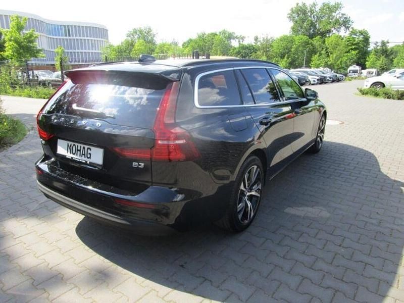 Gebraucht Volvo V60 Core 163 PS (119 kW) 2024 Schwarz Kombi