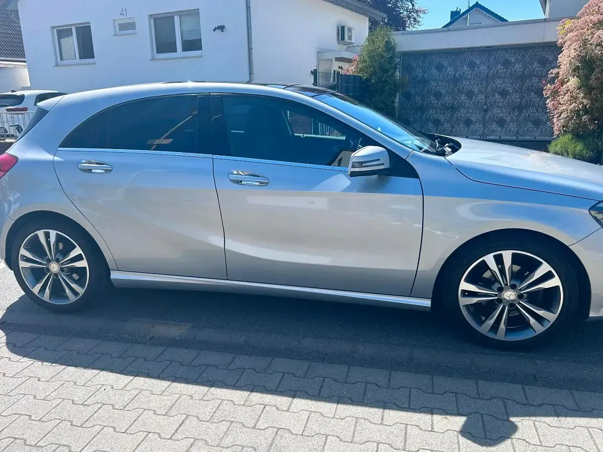 Gebraucht Mercedes A180 122 PS (89 kW) 2013 Silber Kleinwagen