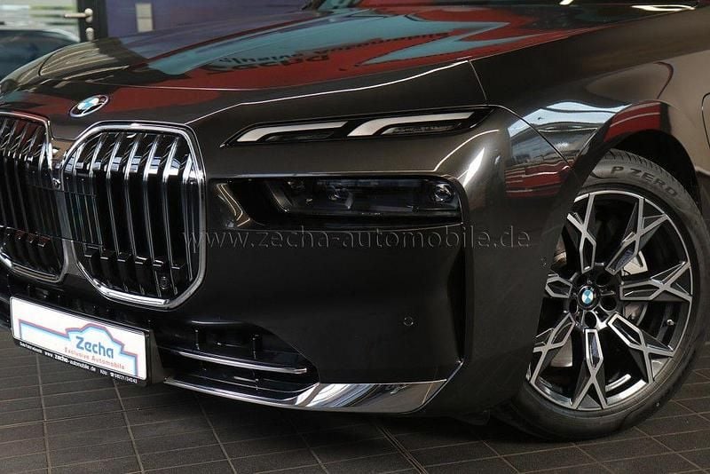 Gebraucht BMW 750e Performance 489 PS (359 kW) 2024 Sophistograu brillanteffekt (a Limousine