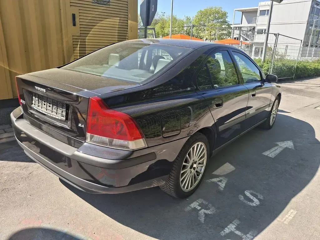 Second-hand Volvo S60 170 CP (125 kW) 2004 Negru Berlinǎ