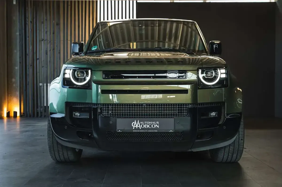 Neu Land Rover Defender HSE Dynamic 349 PS (256 kW) 2026 Woolstone green SUV