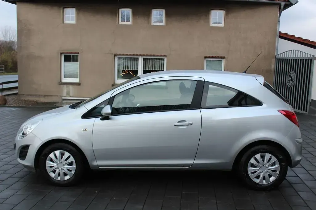 Używany Opel Corsa Edition 69 KM (50 kW) 2012 Srebrny Hatchback