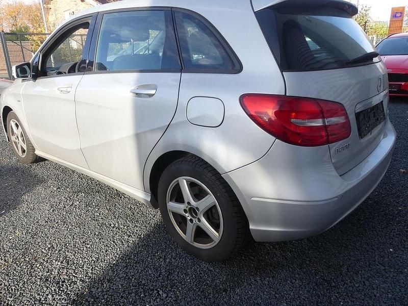 Gebraucht Mercedes B200 136 PS (100 kW) 2012 Silber Van / Kleinbus