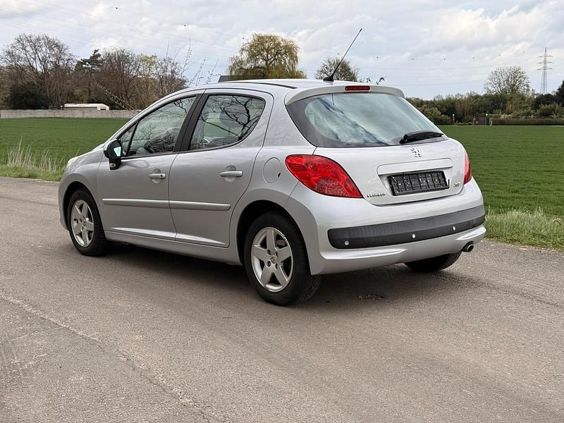 Gebraucht Peugeot 207 119 PS (87 kW) 2008 Silber Limousine