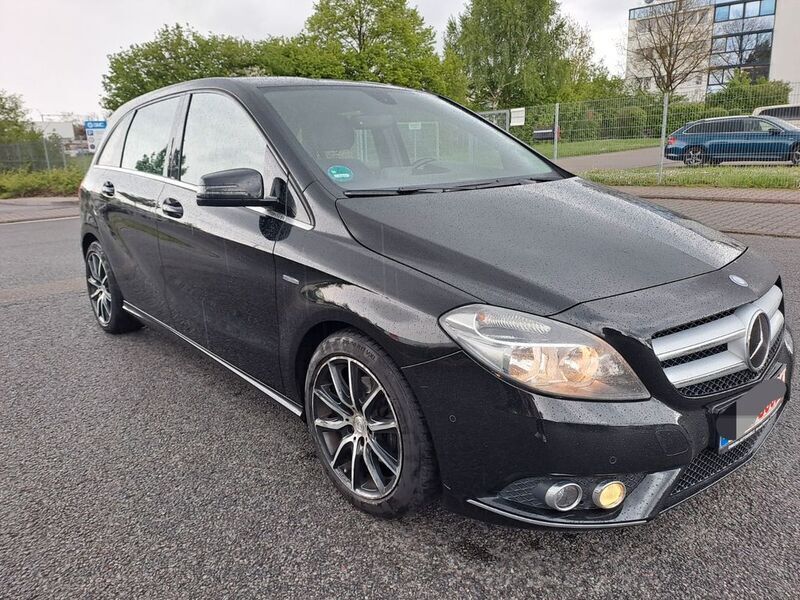 Schwarz Gebraucht 2012 Mercedes B180 Van / Kleinbus | 4.900 € (Fairer Preis) - Bild 1/4