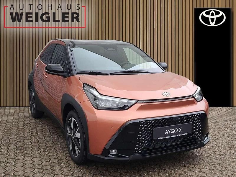 Neu Toyota Aygo X 117 PS (86 kW) 2025 Cinnamon bronze / schwarz SUV