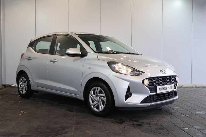 Gebraucht Hyundai i10 Select 67 PS (49 kW) 2023 Silber Kleinwagen