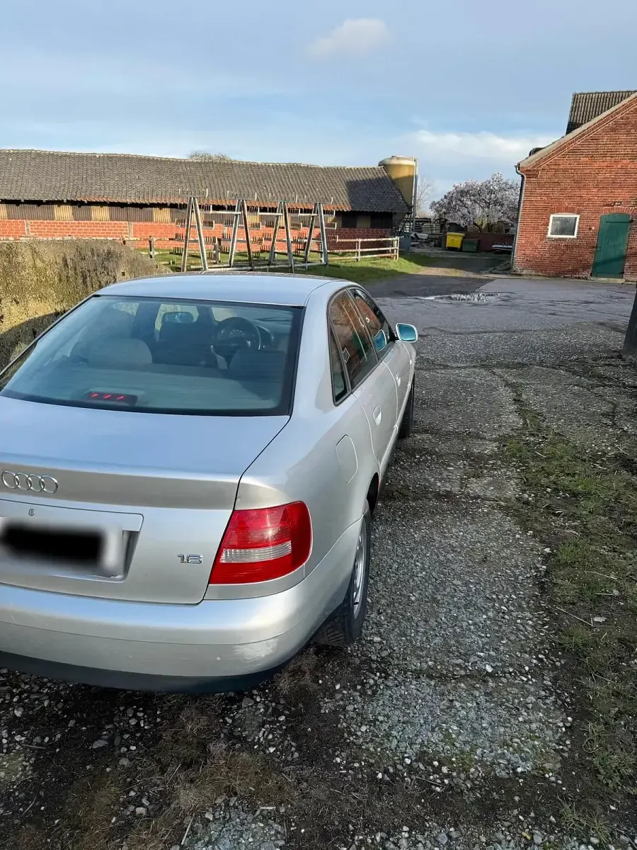 Second-hand Audi A4 101 CP (74 kW) 2001 Argintiu Berlinǎ
