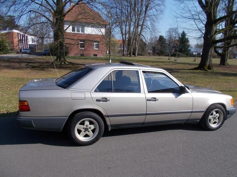 Gebraucht Mercedes E230 132 PS (97 kW) 1989 Gold Limousine