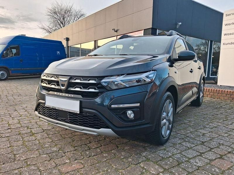 Grau Gebraucht 2022 Dacia Sandero Comfort Limousine | 13.900 € (Fairer Preis) - Bild 1/4