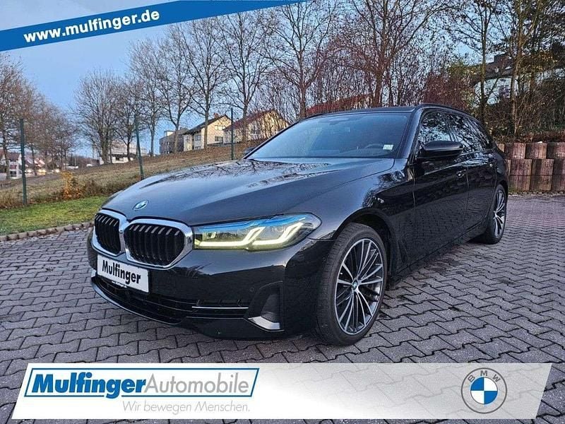 Black sapphire (metallic) Gebraucht 2021 BMW 530 Sport Line Kombi | 39.777 € (Fairer Preis) - Bild 1/4
