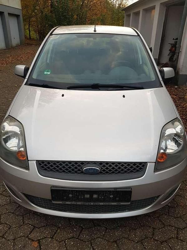 Silber Gebraucht 2008 Ford Fiesta Ambiente Kleinwagen | 2.000 € (Fairer Preis) - Bild 1/4