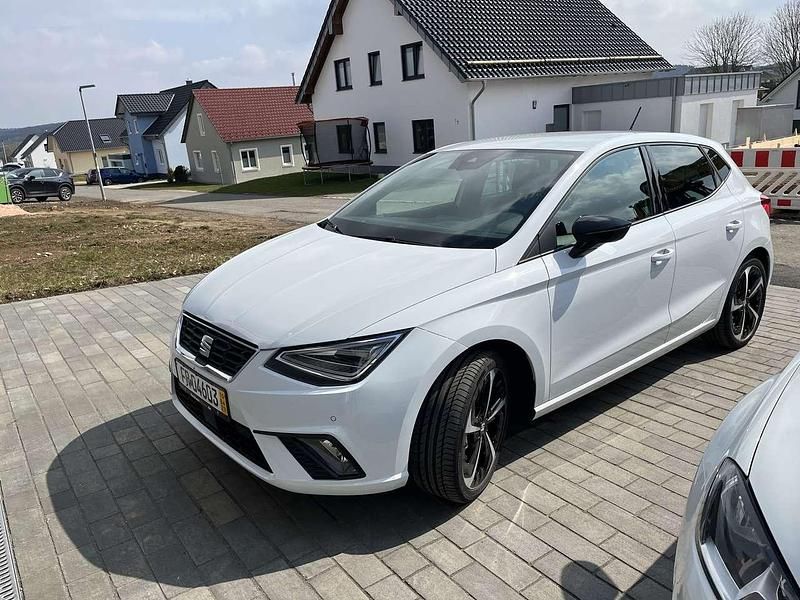 Weiß Gebraucht 2022 Seat Ibiza FR Limousine | 12.500 € (Fairer Preis) - Bild 1/4