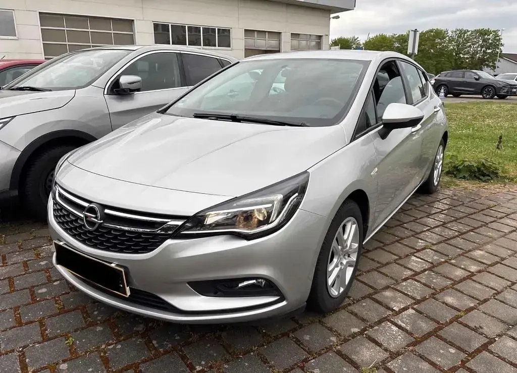 Usata Opel Astra Edition 105 CV (77 kW) 2018 Argento Berlina