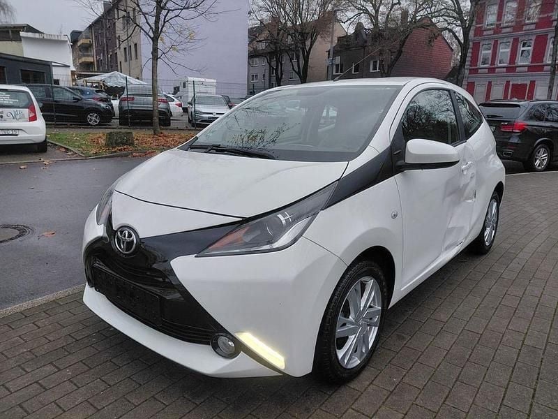 Weiß Gebraucht 2017 Toyota Aygo X-play Kleinwagen | 4.999 € (Superpreis) - Bild 1/4