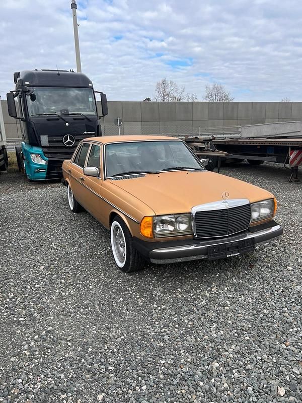 Gold Gebraucht 1977 Mercedes E300 Limousine | 7.900 € - Bild 1/4