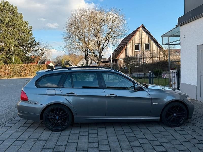 Gebraucht BMW 320 177 PS (130 kW) 2010 Grau Kombi