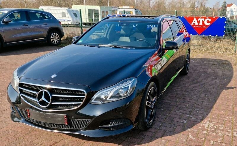 Schwarz Gebraucht 2015 Mercedes E250 Avantgarde Limousine | 13.600 € - Bild 1/4