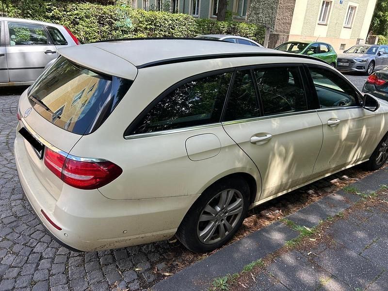 Schwarz Gebraucht 2016 Mercedes E220 Kombi | 14.500 € - Bild 1/4