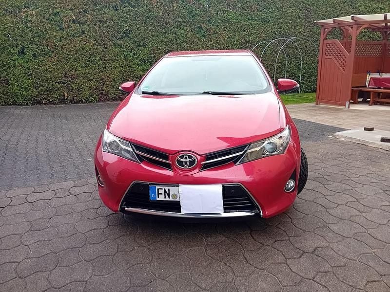 Rot Gebraucht 2014 Toyota Auris Comfort Limousine | 9.000 € (Fairer Preis) - Bild 1/4
