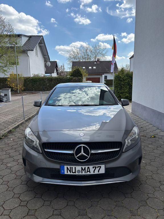 Gebraucht Mercedes A180 122 PS (89 kW) 2016 Grau Limousine