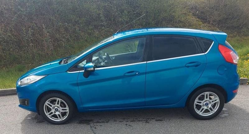 Gebraucht Ford Fiesta Titanium 101 PS (74 kW) 2013 Blau Kleinwagen