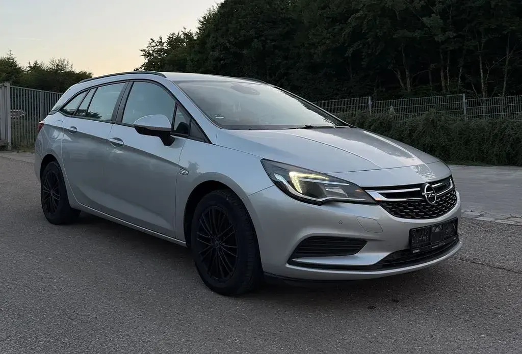 Gebraucht Opel Astra Edition 136 PS (100 kW) 2017 Argon silber/ice silver (m2) Kombi