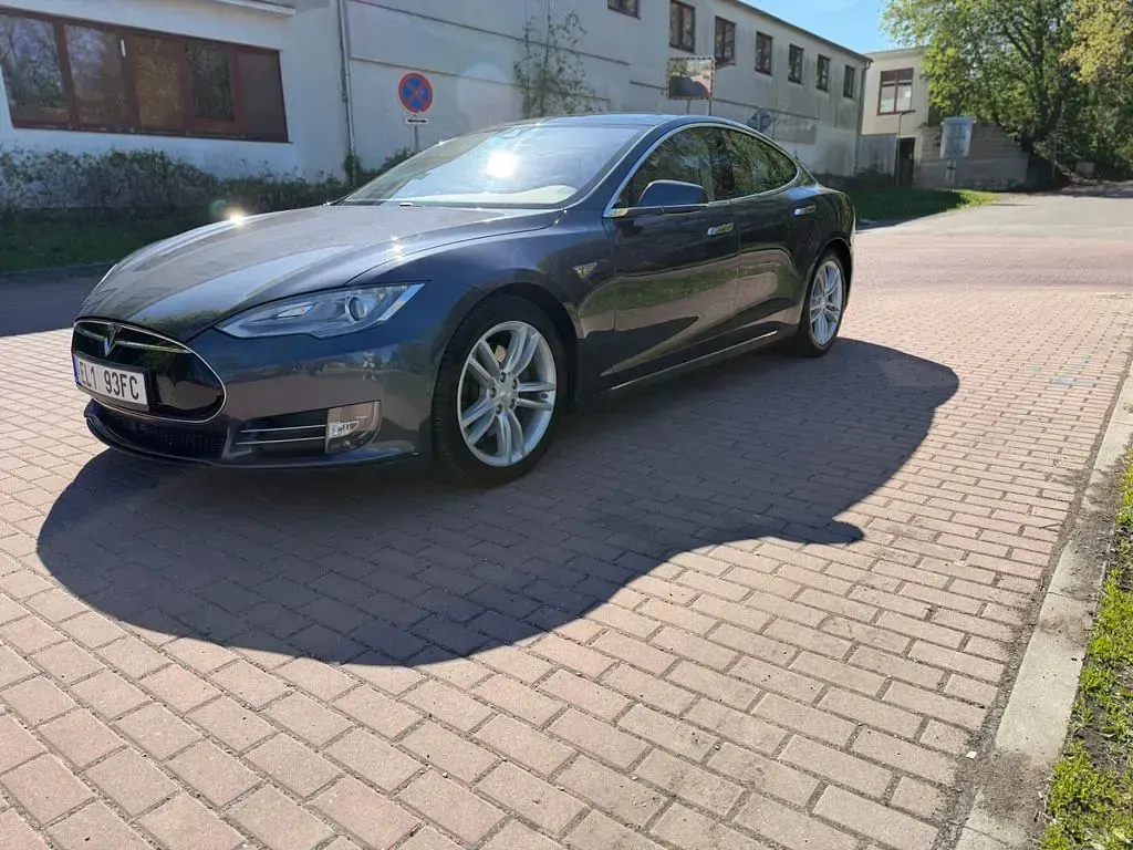 Używany Tesla Model S 309 kW (421 KM) 2015 Szary Hatchback