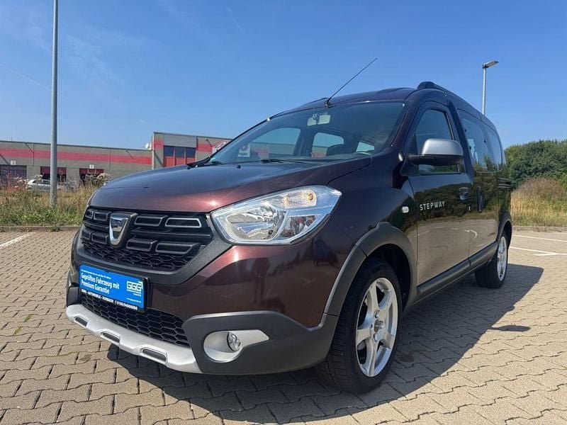 Braun Gebraucht 2017 Dacia Dokker Celebration Van | 11.950 € (Fairer Preis) - Bild 1/4