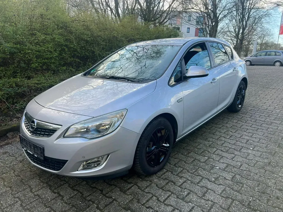 Gebraucht Opel Astra 105 PS (77 kW) 2010 Silber Limousine