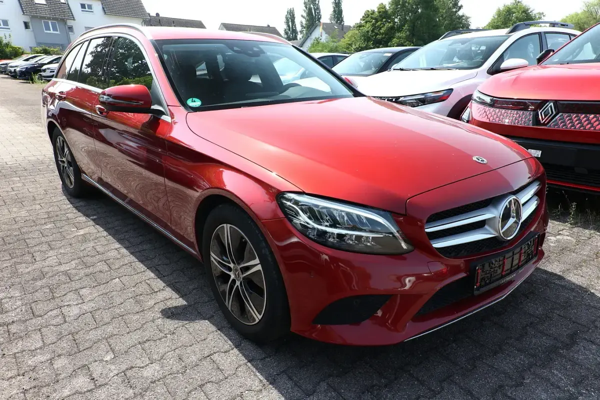 Gebraucht Mercedes C300 Avantgarde 272 PS (200 kW) 2020 Rot Kombi