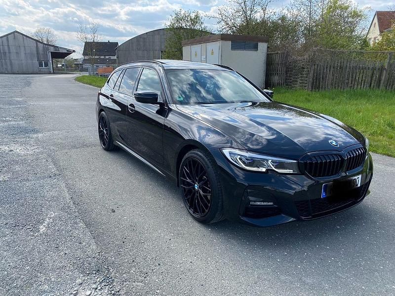 Schwarz Gebraucht 2021 BMW 330 M Sport Kombi | 34.000 € (Guter Preis) - Bild 1/4