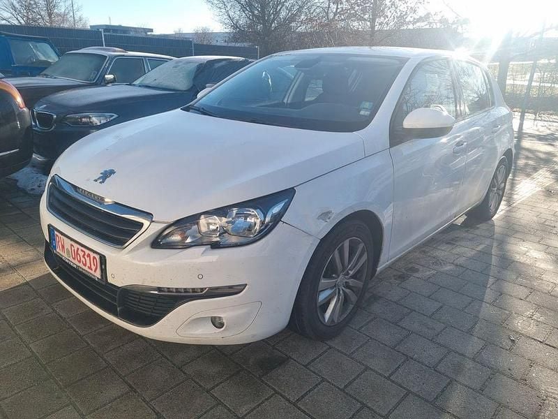 Weiß Gebraucht 2016 Peugeot 308 Active Limousine | 3.990 € (Guter Preis) - Bild 1/4