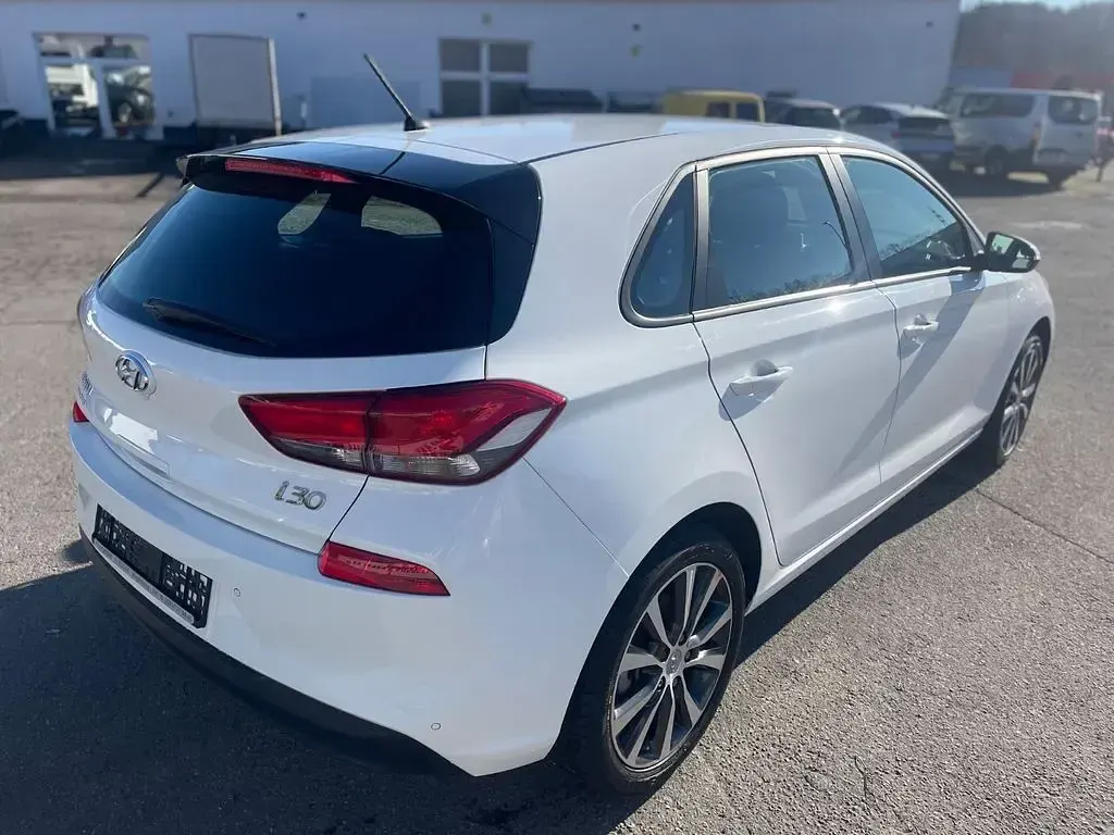 Gebraucht Hyundai i30 110 PS (80 kW) 2017 Weiß Limousine
