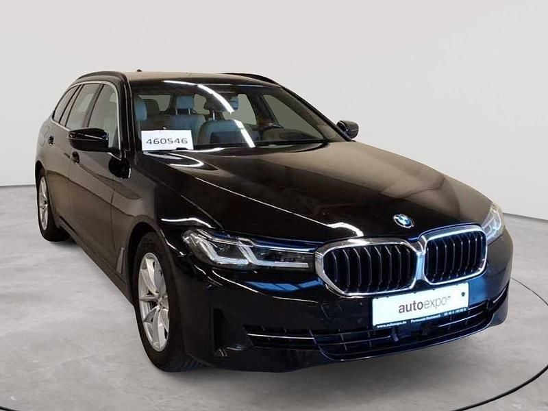 Schwarz uni Gebraucht 2021 BMW 520 Sport Line Kombi | 26.990 € (Superpreis) - Bild 1/4